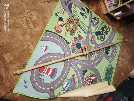 Garnýžová tyč a stropní světlo,