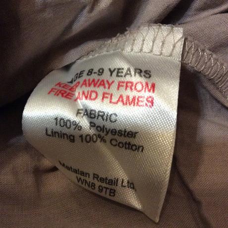 Slavnostní šaty zdobené drobnými zlatými flitříky, matalan,134