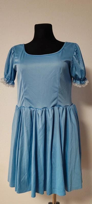 Alenka v říši divů, služebná,