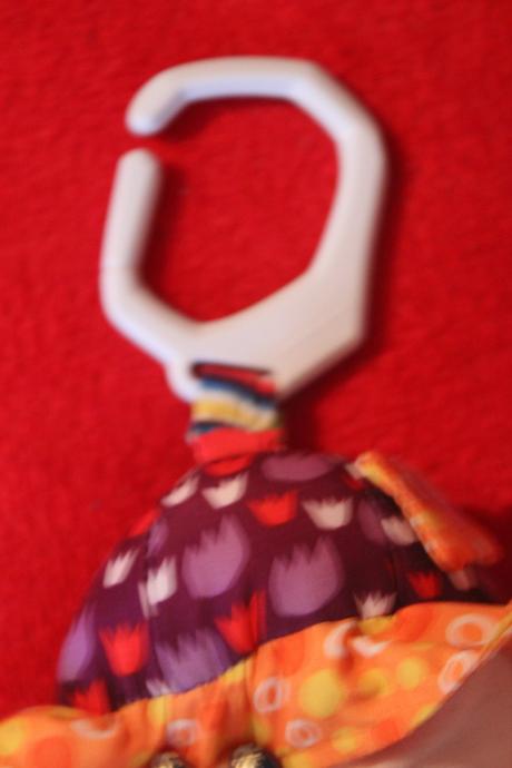 Chrastící panenka emilka lamaze,