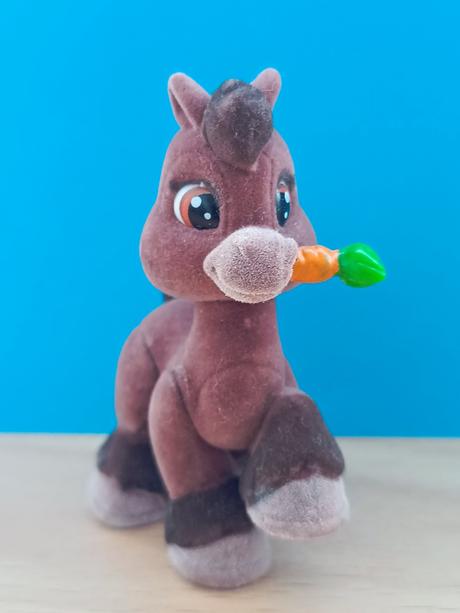Sametový koník s mrkvičkou,