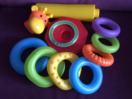 Žirafa - plastové nasazovací kroužky pro batolata,