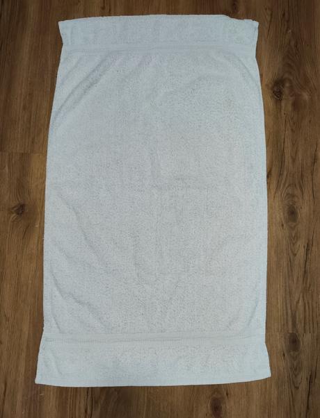 1 osuška, dva ručníky, 