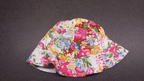 Klobouček s tkaničkou, 98