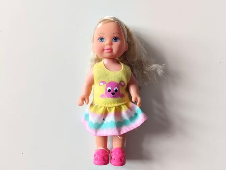 Panenka evička s kudrnatými vlásky,