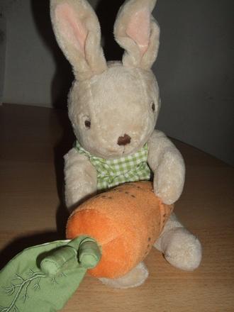 Zajačik s hrkajúcou mrkvičkou cca 30 cm,