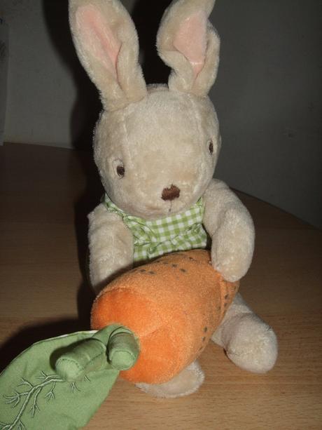 Zajačik s hrkajúcou mrkvičkou cca 30 cm, 