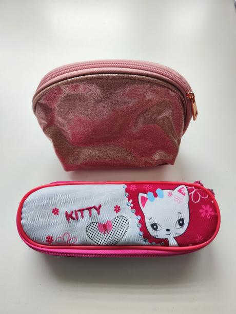 Pouzdro a kosmetická taštička,