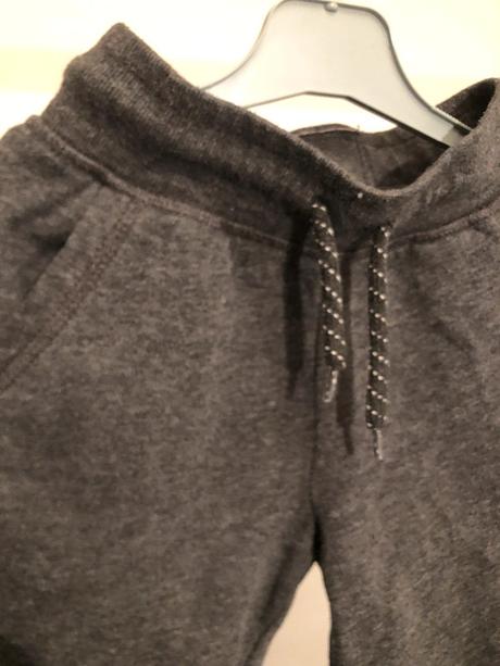 Tmavě šedé tepláky s kapsami a tkanicí, 104