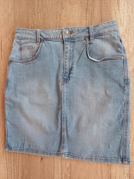 Set jarniho obleceni halenky a sukne, s