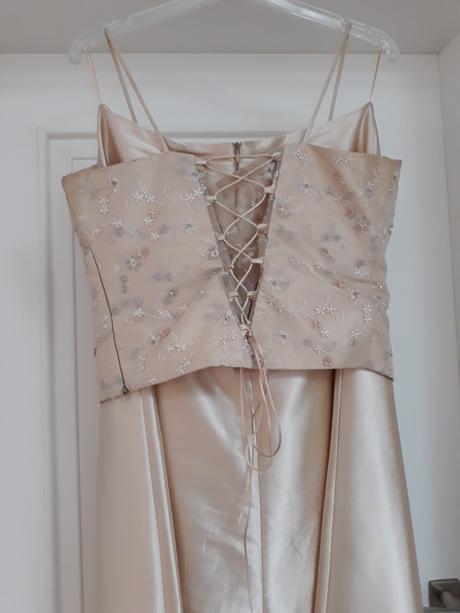 Společenské šaty, 42