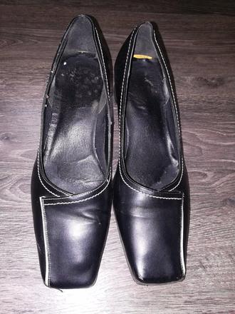 Černé kožené lodičky s bílým detailem, 39