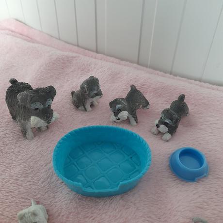 Tři sady zvířátek tvrdý plast kočky a psi,