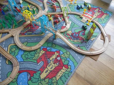 Dřevěné koleje vč. vláčků, vagónů apod., 