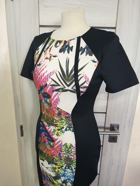 Elegantní, květované šaty ke kolenům., m