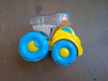 Interaktivní chrastící autíčko, 