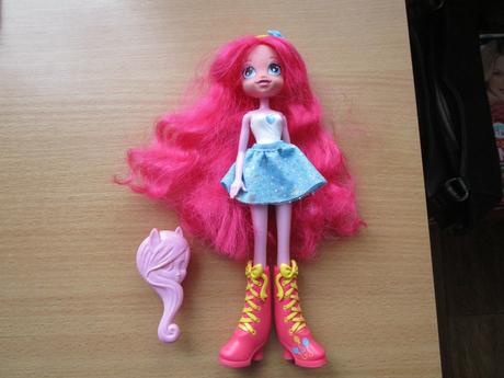 Panenka s pěknými dlouhými vlásky s čelenkou, 