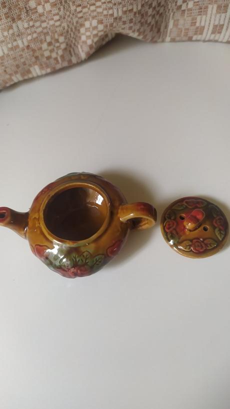 Stojánek na svíčku a konvička,