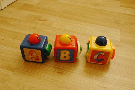 Fisher price 3 kostky chrastici - prvni hracky,