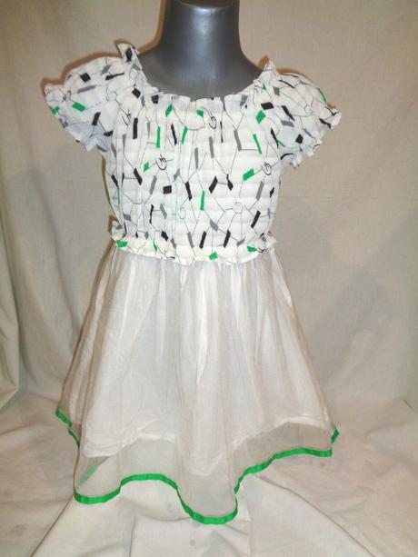 Krásné bílozelené žabičkové šaty, 122