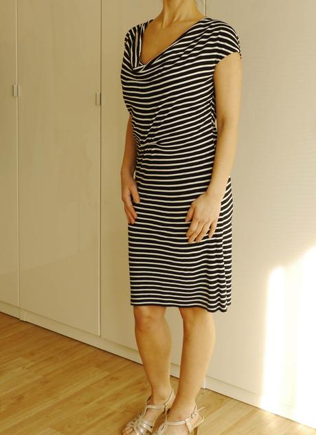 Cerno-bile prouzky saty s výstřihem vodopád vel.s, mango,s