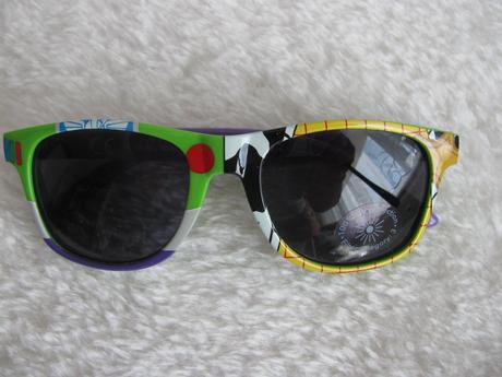Krásné barevné sluneční brýle, disney
