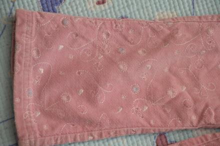 Růžové kalhoty zdobené výšivkou, 98