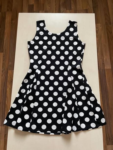 Nové puntík šaty, vel neuvedena cca m-l, m