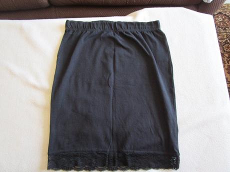 Pěkná černá bavl. sukně, dole krajka, vel. 40, kik,40