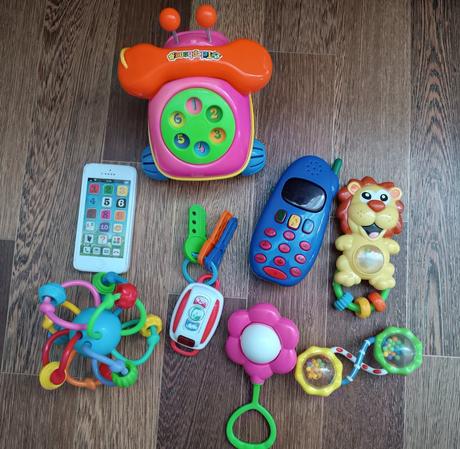8x hračky pro nejmenší-telefon,chrastítka,klíče, 