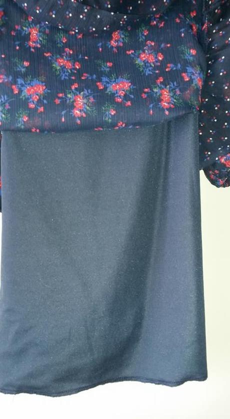 Šaty tm. modré s kytičkami a volánkem vel. 110, st. bernard,110