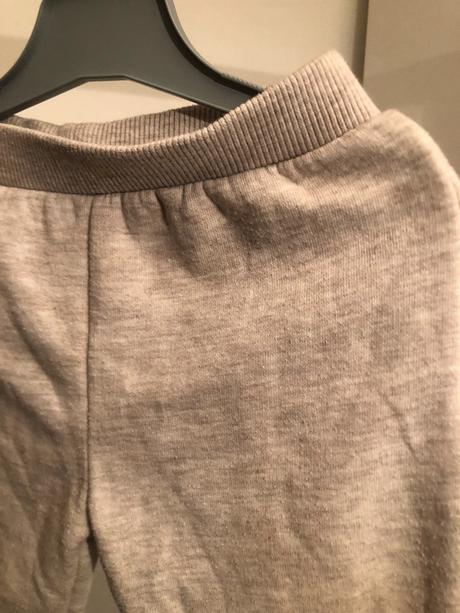 Šedohnědé tepláčky, 86