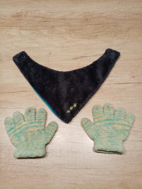 Nákrčník a rukaveice vel. asi 2-4 roky, 92