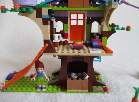 Lego friends mia a její domek na stromě,