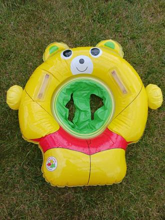Nafukovací kruh pro menší děti.,