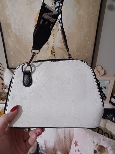 Dívčí kabelka s nápisem, 