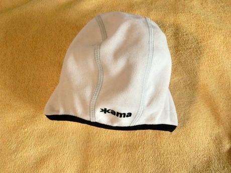 Sportovní krémová čepice fleecová flís kama helma, 