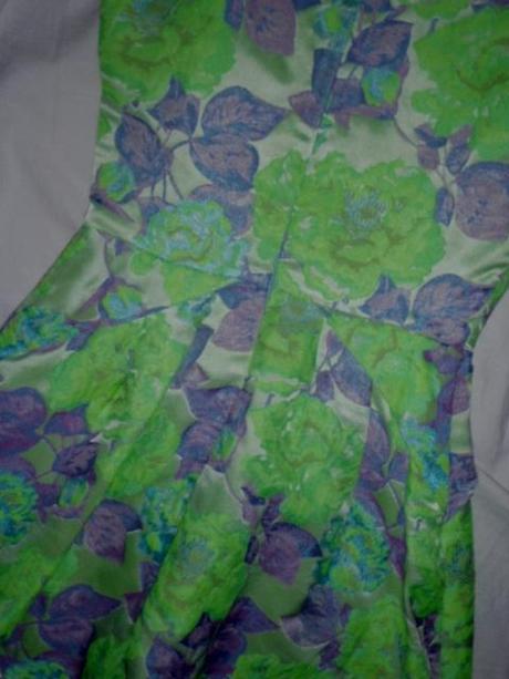 Luxusní zelené květované šaty, 170