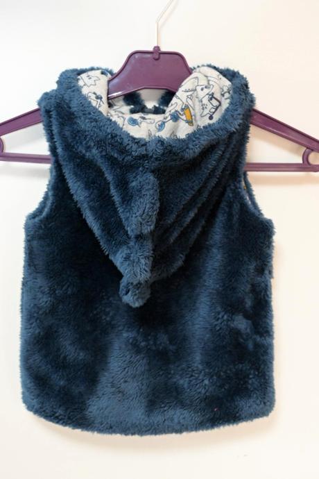 Tmavě modrá chlupatková vesta vel. 92, 92