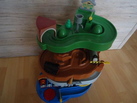 Dráha mašinek + 4 mašinky,