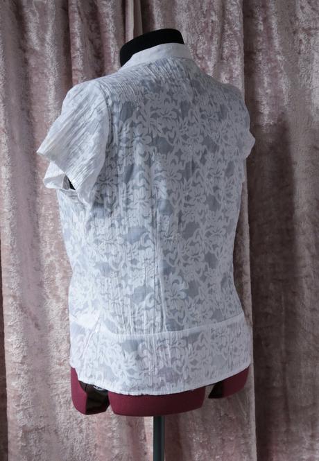 Bílá halenka s kytičkami a flitry vel.44, xxl