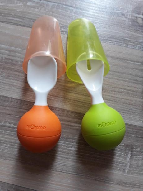 Mommo talířek uchovávající jídlo teplé.,