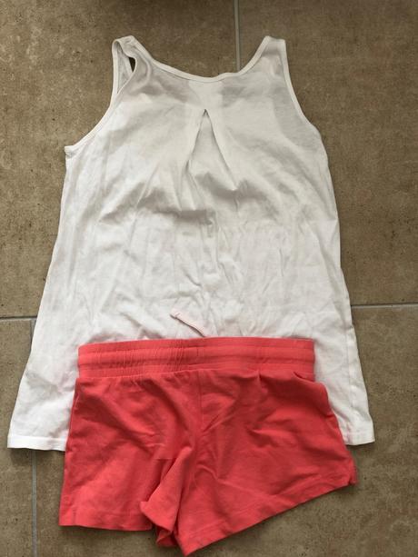 Korálová barva šortky a bílé tilko 134/140, c&a,134