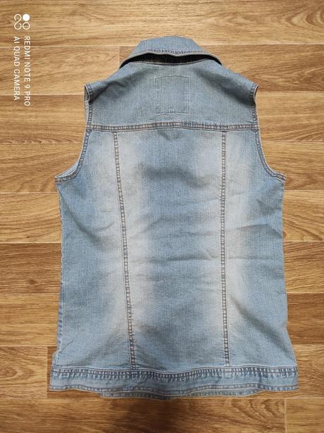 Džínová vesta, 36