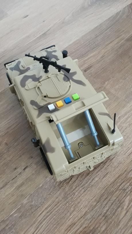 Nové vojenské auto hračka.,