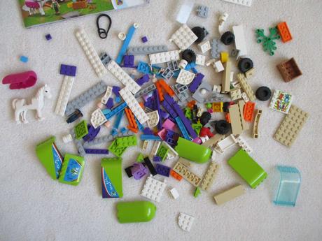 Lego friends mia a přívěs pro koně, 