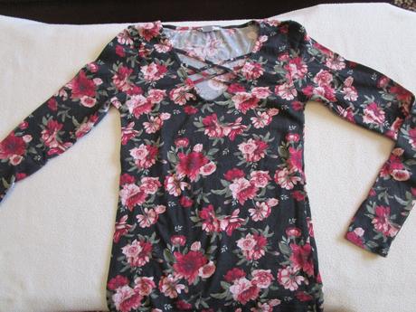 Pěkné černé bavl. elast. triko s květy, dl. rukáv, amisu,xs