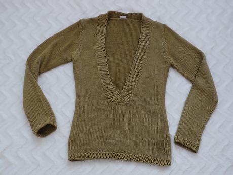 Zlato-hnedo-bezovy svetr s velkym vystrihem do v, 34