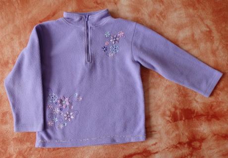 Fialová flísová mikinka s kytičkami, 122