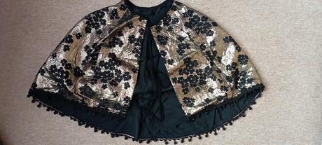 Plášť černo - zlatý,